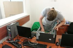 Uczniowie na stażu zawodowym w ramach projektu „Dziś nauka jutro praca II” (4)