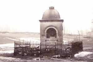 Kapliczka przy skrzyżowaniu ulic Głównej i Wąbrzeskiej- lata 50-te XX wieku