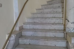 Marmurowe schody w pałacu w Mgowie