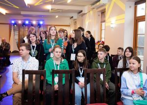 Młodzież biorąca udział w konferencji
