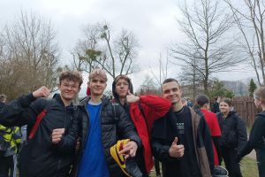Uczniowie biorący udział w zawodach biegów przełajowych (7)