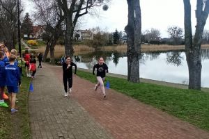 Uczniowie biorący udział w zawodach biegów przełajowych (10)