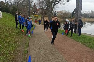 Uczniowie biorący udział w zawodach biegów przełajowych (11)