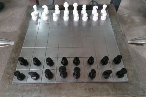 Uczniowie prezentujący wykonane własnoręcznie szachy (5)