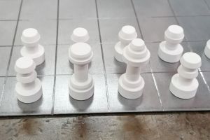 Uczniowie prezentujący wykonane własnoręcznie szachy (6)