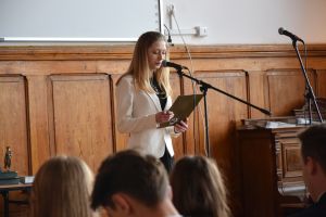 Uczestnicy pożegnania maturzystów w liceum ogólnokształcącym (1)
