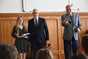 Uczestnicy pożegnania maturzystów w liceum ogólnokształcącym (2)