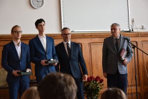 Uczestnicy pożegnania maturzystów w liceum ogólnokształcącym (3)