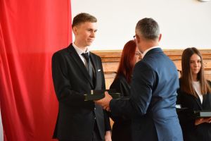 Uczestnicy pożegnania maturzystów w liceum ogólnokształcącym (4)