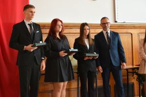 Uczestnicy pożegnania maturzystów w liceum ogólnokształcącym (5)