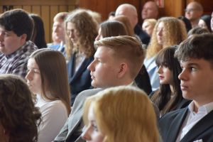 Uczestnicy pożegnania maturzystów w liceum ogólnokształcącym (6)