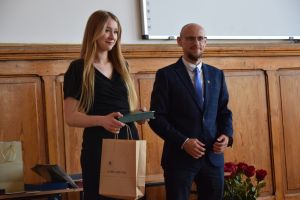 Uczestnicy pożegnania maturzystów w liceum ogólnokształcącym (8)