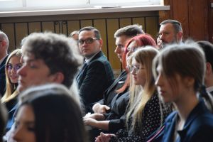 Uczestnicy pożegnania maturzystów w liceum ogólnokształcącym (9)