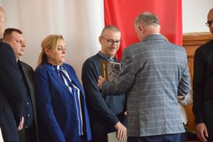 Uczestnicy pożegnania maturzystów w liceum ogólnokształcącym (10)