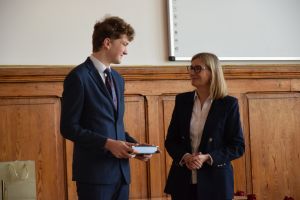 Uczestnicy pożegnania maturzystów w liceum ogólnokształcącym (13)