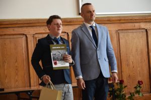 Uczestnicy pożegnania maturzystów w liceum ogólnokształcącym (14)