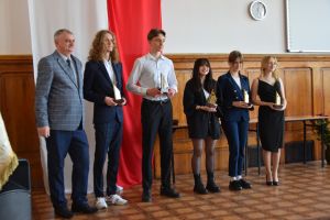 Uczestnicy pożegnania maturzystów w liceum ogólnokształcącym (15)
