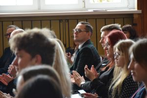 Uczestnicy pożegnania maturzystów w liceum ogólnokształcącym (16)