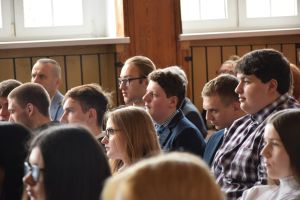 Uczestnicy pożegnania maturzystów w liceum ogólnokształcącym (18)