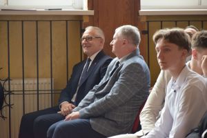 Uczestnicy pożegnania maturzystów w liceum ogólnokształcącym (22)