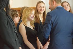 Uczestnicy pożegnania maturzystów w liceum ogólnokształcącym (24)