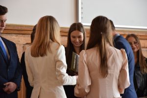 Uczestnicy pożegnania maturzystów w liceum ogólnokształcącym (25)