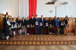Uczestnicy pożegnania maturzystów w liceum ogólnokształcącym (26)