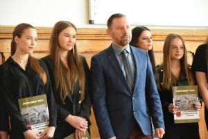 Uczestnicy pożegnania maturzystów w liceum ogólnokształcącym (27)