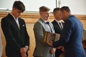 Uczestnicy pożegnania maturzystów w liceum ogólnokształcącym (28)