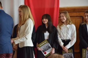 Uczestnicy pożegnania maturzystów w liceum ogólnokształcącym (30)