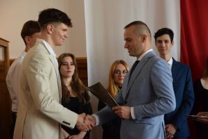 Uczestnicy pożegnania maturzystów w liceum ogólnokształcącym (32)