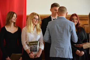 Uczestnicy pożegnania maturzystów w liceum ogólnokształcącym (34)