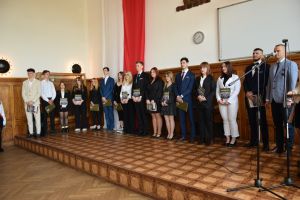 Uczestnicy pożegnania maturzystów w liceum ogólnokształcącym (35)