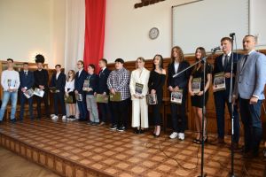 Uczestnicy pożegnania maturzystów w liceum ogólnokształcącym (38)