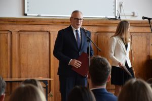 Uczestnicy pożegnania maturzystów w liceum ogólnokształcącym (39)