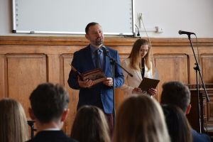 Uczestnicy pożegnania maturzystów w liceum ogólnokształcącym (40)
