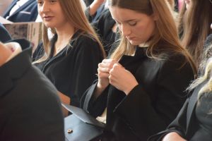 Uczestnicy pożegnania maturzystów w liceum ogólnokształcącym (43)