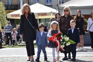 Uczestnicy obchodów narodowego swieta 3 maja (43)