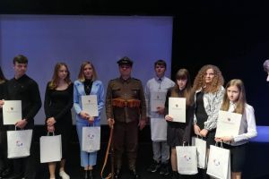 Uczniowie odbierający nagrodę (1)