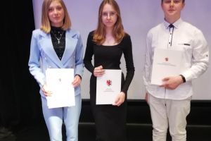 Uczniowie odbierający nagrodę (2)