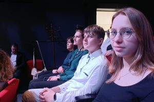 Uczniowie odbierający nagrodę (3)