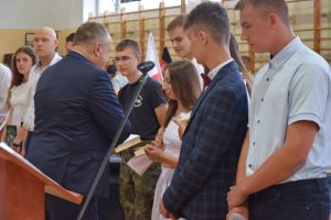 Dyrektor wręcza świadectwa uczniom
