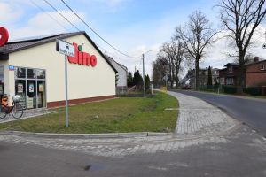 chodnik przy markecie dino w książkach (4)