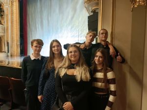 grupa uczniów w teatrze