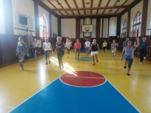Seniorzy biorący udział w ćwiczeniach