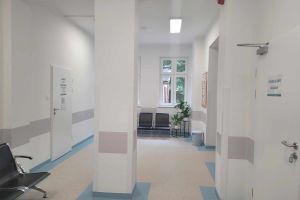 Rejestracja przychodni, poradnia chirurgii i poczekalnia po remoncie (2)