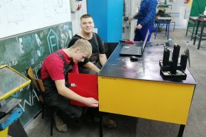 Uczniowie prezentujący swoje prace (1)