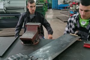 Uczniowie prezentujący swoje prace (6)