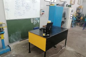 Uczniowie prezentujący swoje prace (8)