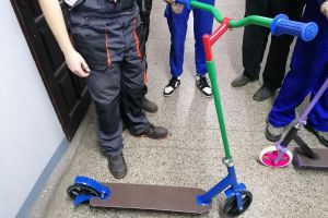 Uczniowie prezentujący swoje prace (9)